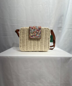 Bolso mimbre con piedras de colores